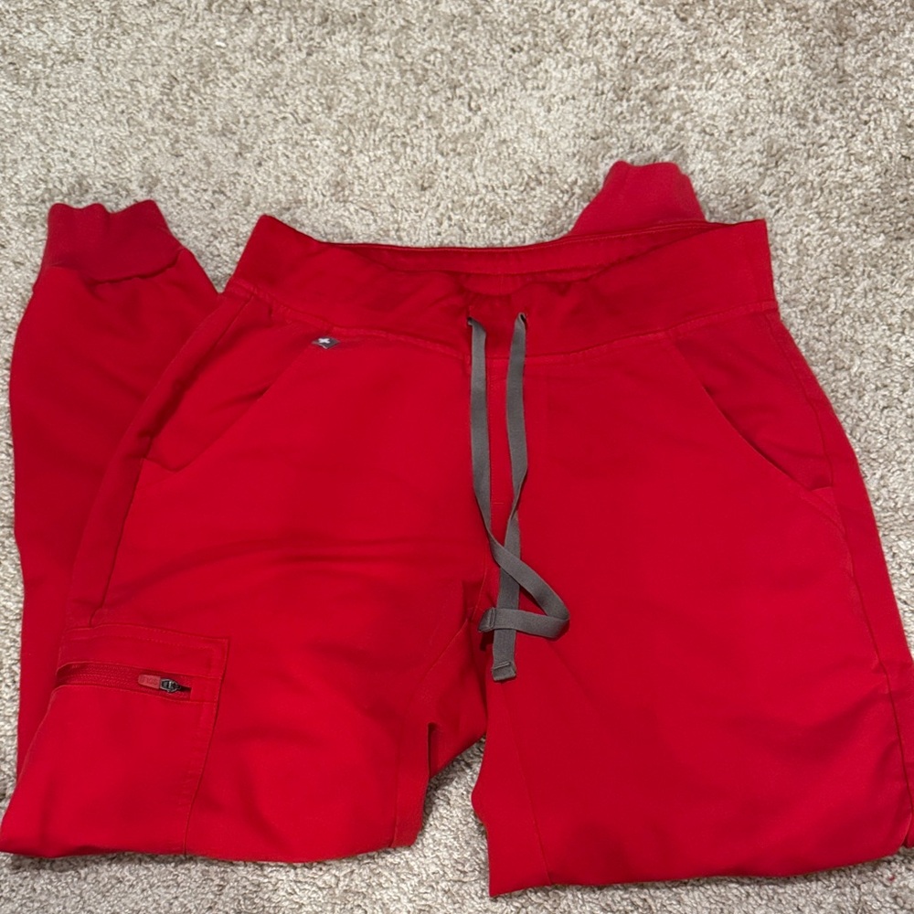 FIGS jogger set, xs top, xs petite bottoms
One small spot barely noticeable